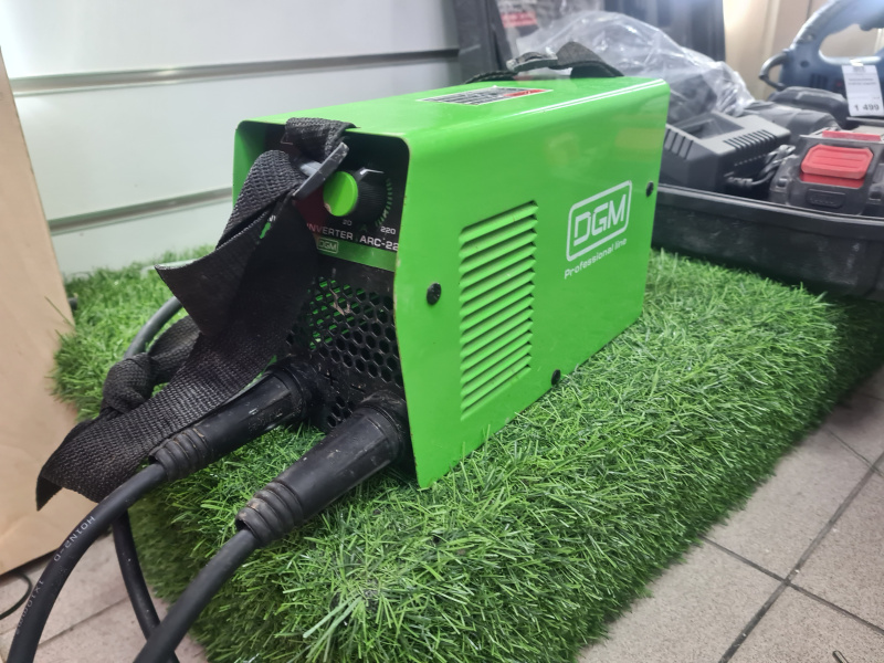 Сварочный аппарат - инвертор ММА DGM ARC-220