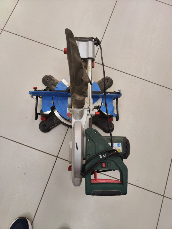Торцовочная пила Metabo KGS 216M